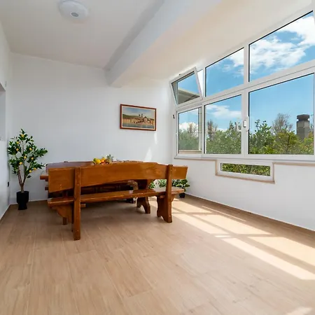 Gust Apartment