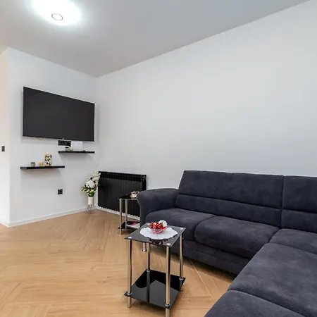 Gust شقة تروغير